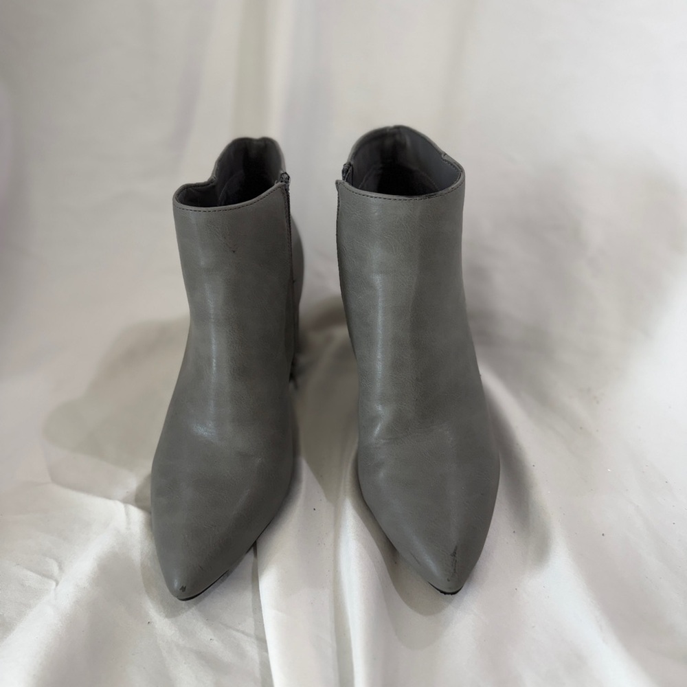 ✨ Gray Pointed Toe Ankle Boots – Women’s Size 7 ✨